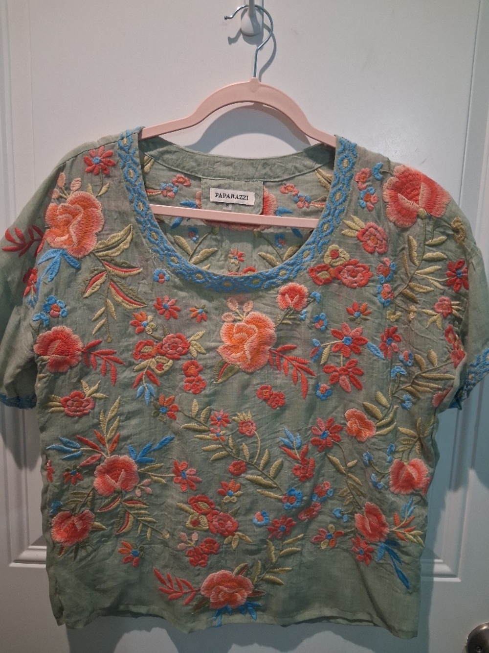 STUNNING PAPARAZZI LINEN FLORAL EMBROIDERED SHORT-SLEEVED TOP!